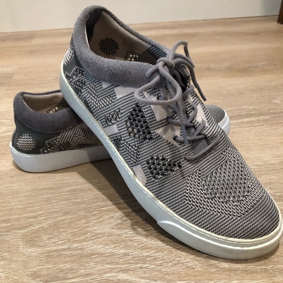 Clarks Glove Glitter (tan) size 6 1/2 women’s EUC - Picture 1 of 3